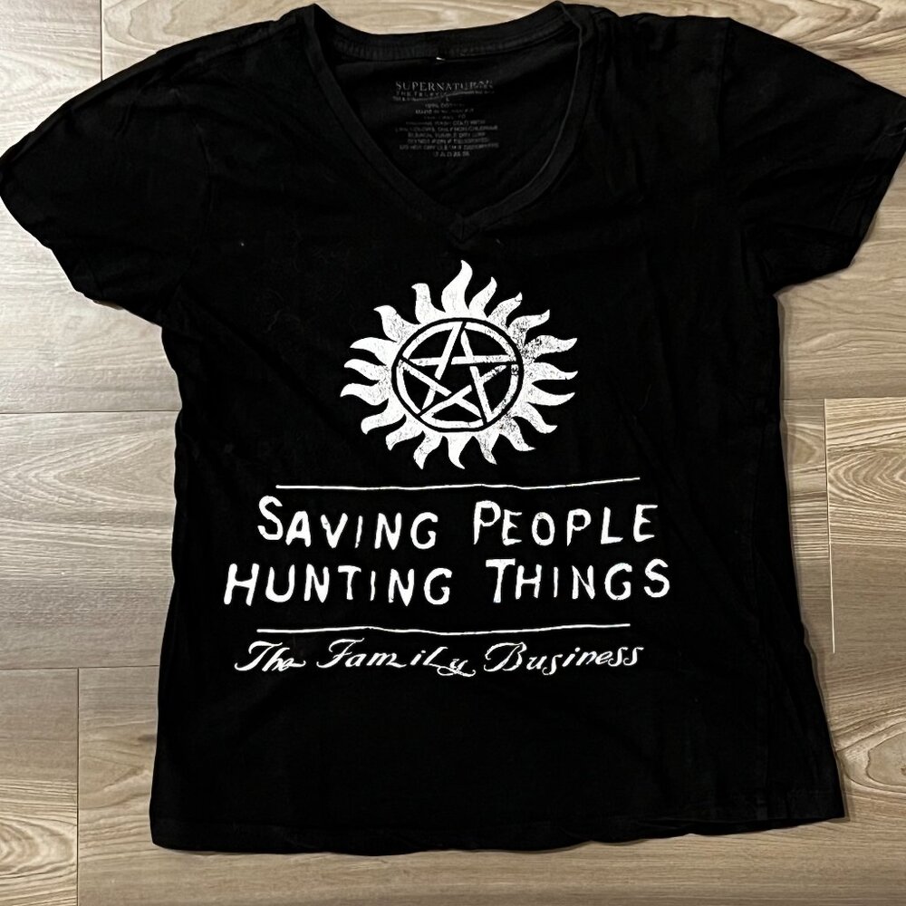 Hot Topic Supernatural Women's Large Shirt V-Neck in Black